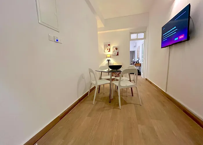 Queen Regina By Platform 357