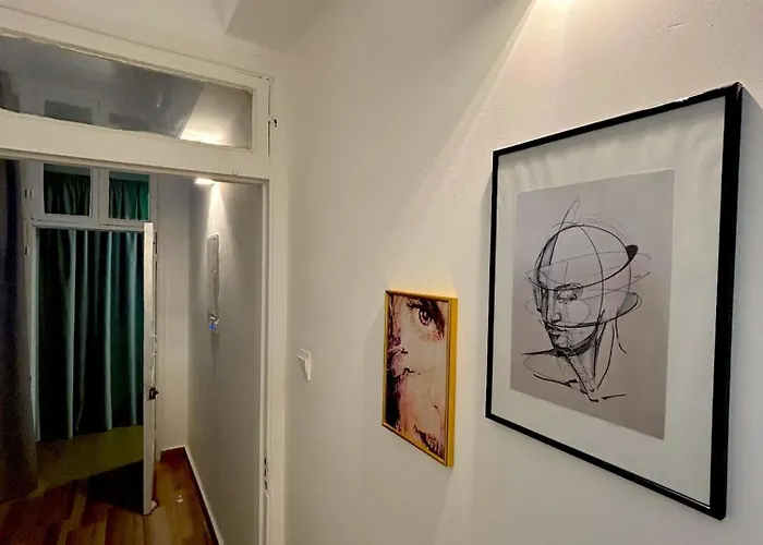 Queen Regina By Platform 357 *