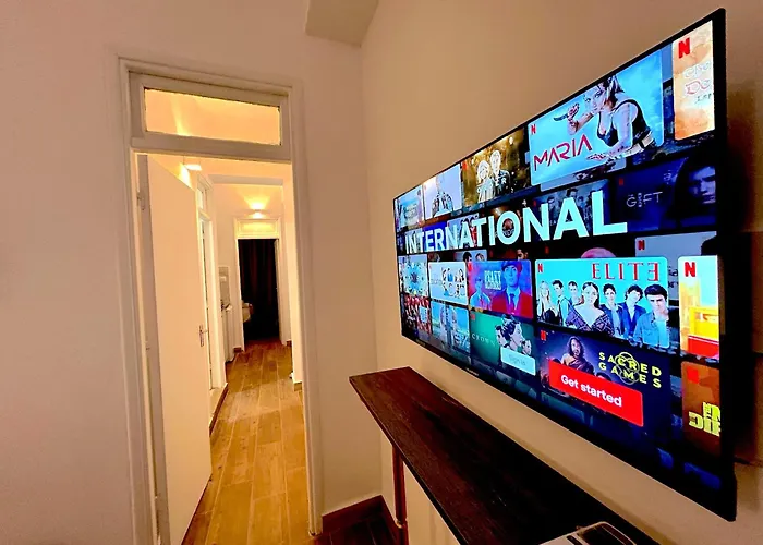 Queen Regina By Platform 357 *