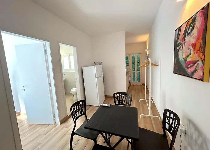 Queen Regina By Platform 357