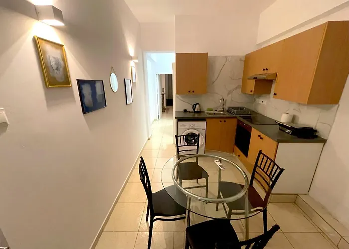 Queen Regina By Platform 357 *