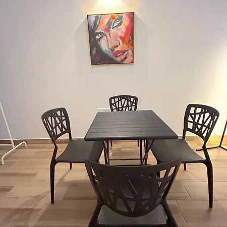 Queen Regina By Platform 357 *