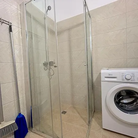 Queen Regina By Platform 357 *