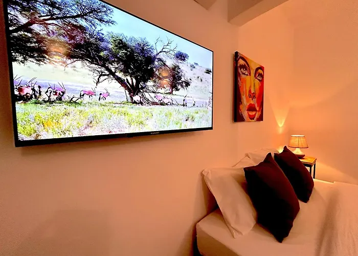 Queen Regina By Platform 357 * 尼科西亚