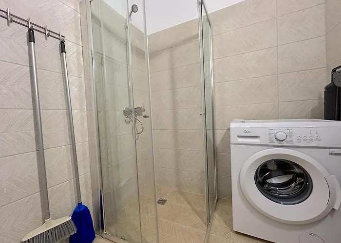 Queen Regina By Platform 357 *