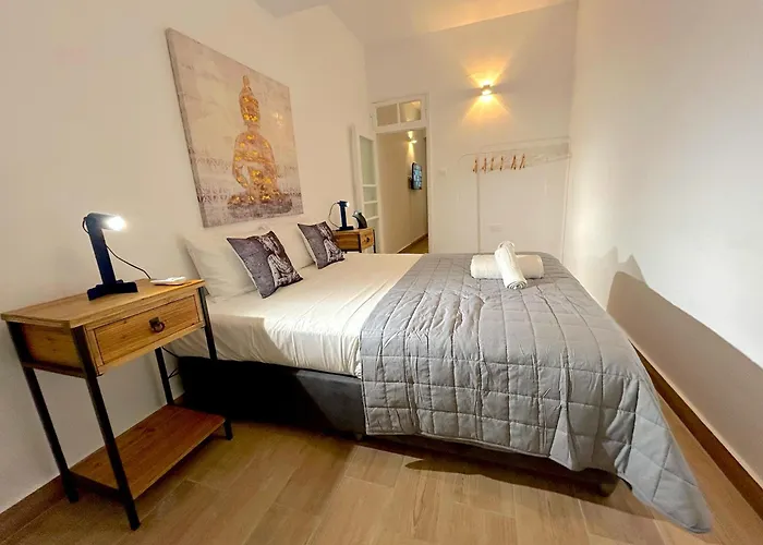 Queen Regina By Platform 357 *