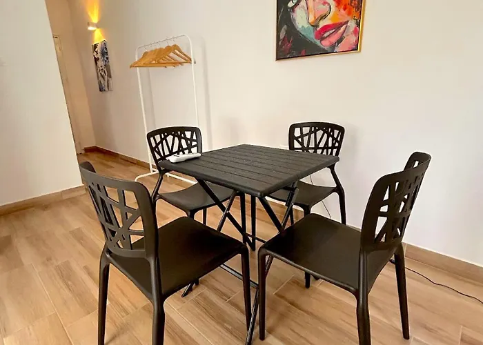 Queen Regina By Platform 357 * 尼科西亚