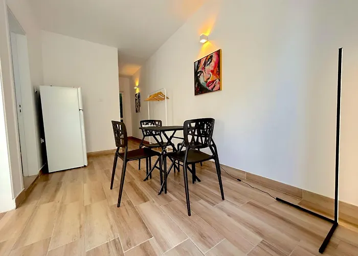 Queen Regina By Platform 357 *