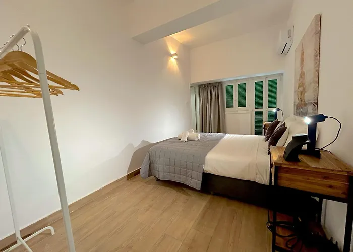 Queen Regina By Platform 357 * 尼科西亚