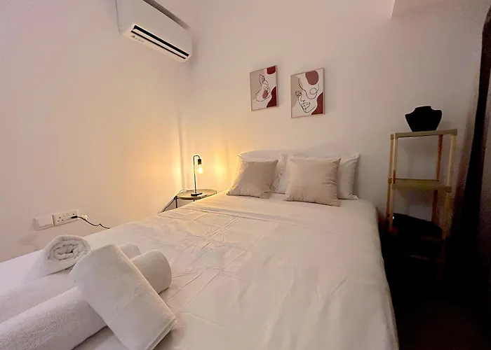 Queen Regina By Platform 357