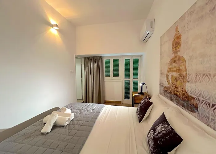 Queen Regina By Platform 357 *