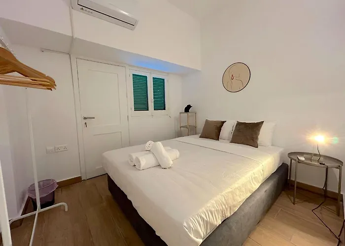 Queen Regina By Platform 357