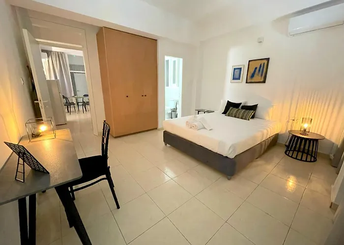 Queen Regina By Platform 357 Nikozja