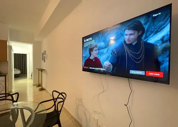 Queen Regina By Platform 357