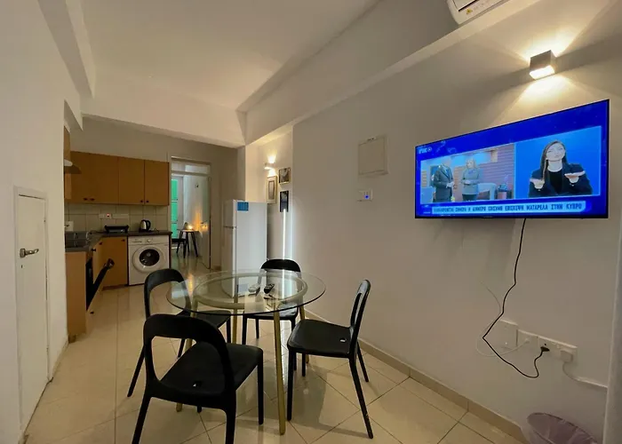 Queen Regina By Platform 357 Nikozja