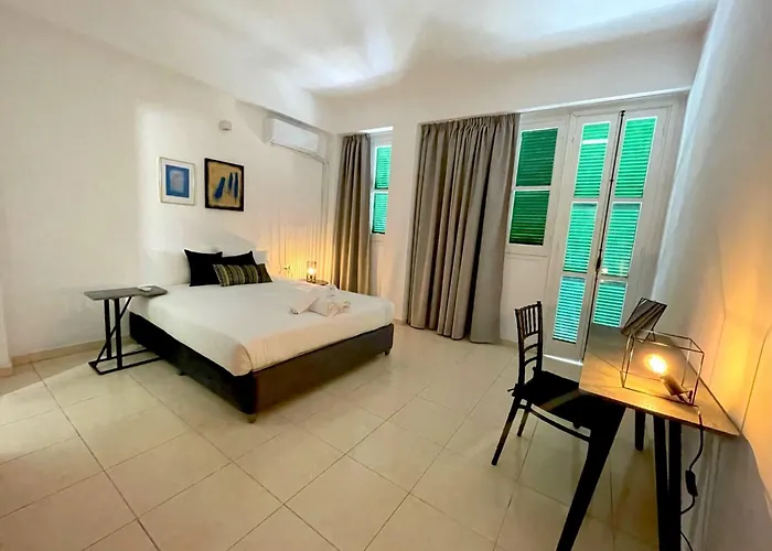 Queen Regina By Platform 357 Nikozja