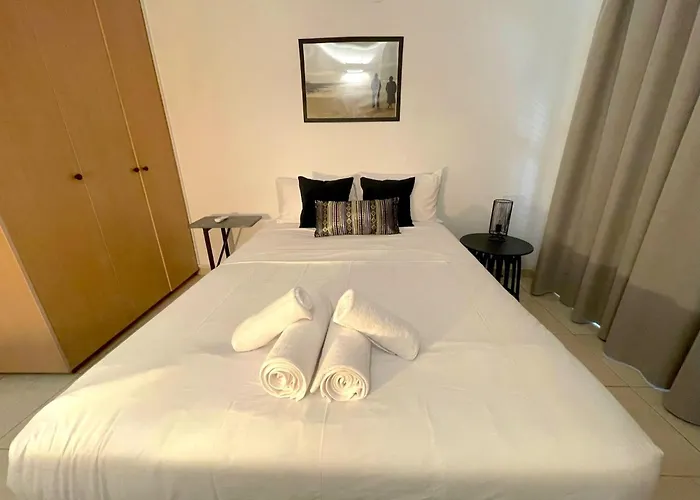 Queen Regina By Platform 357 *