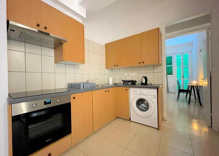 Queen Regina By Platform 357 *